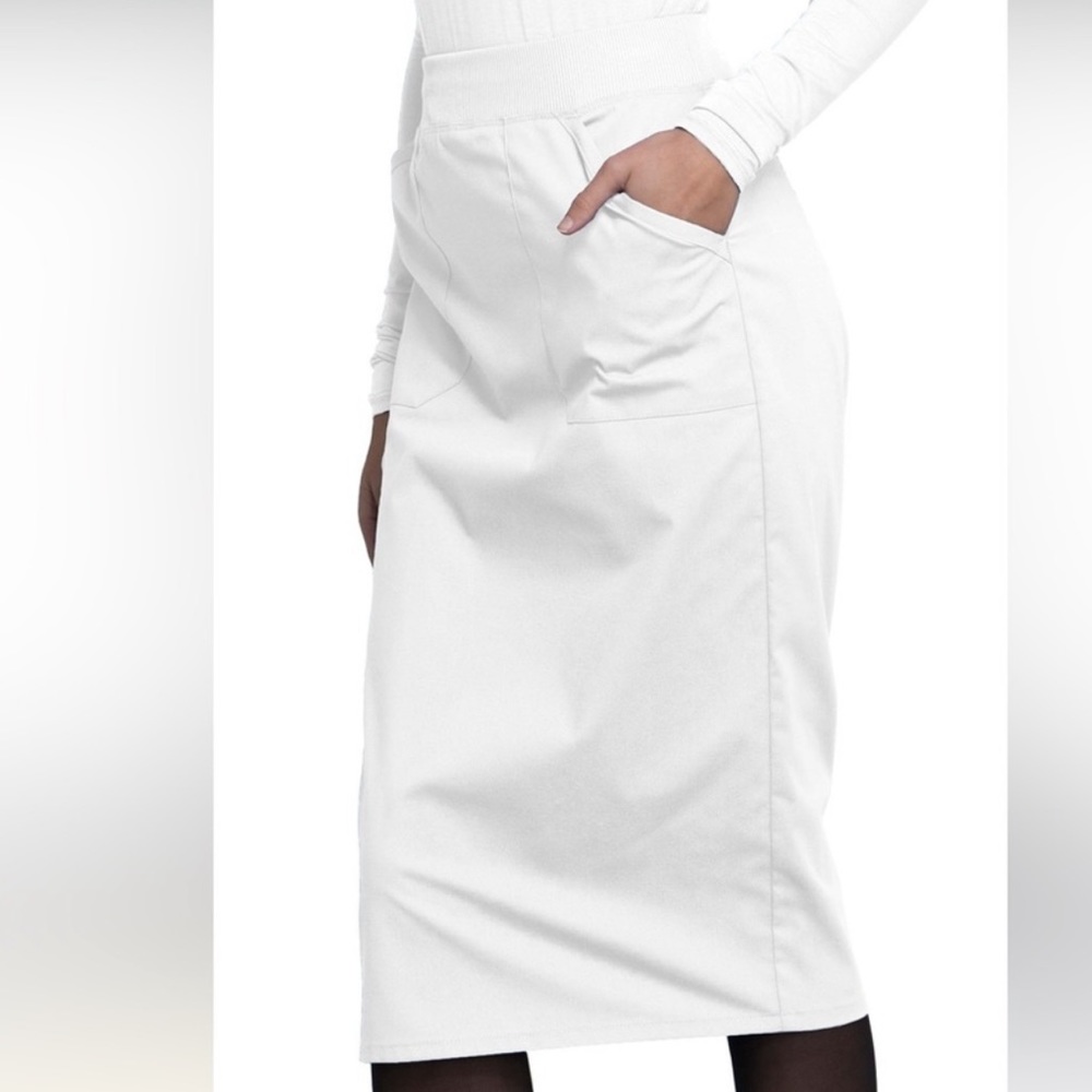 Women’s scrubs skirt with pockets